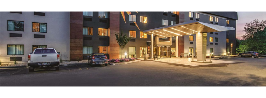 La Quinta Inn & Suites by Wyndham Hartford - Bradley Airport